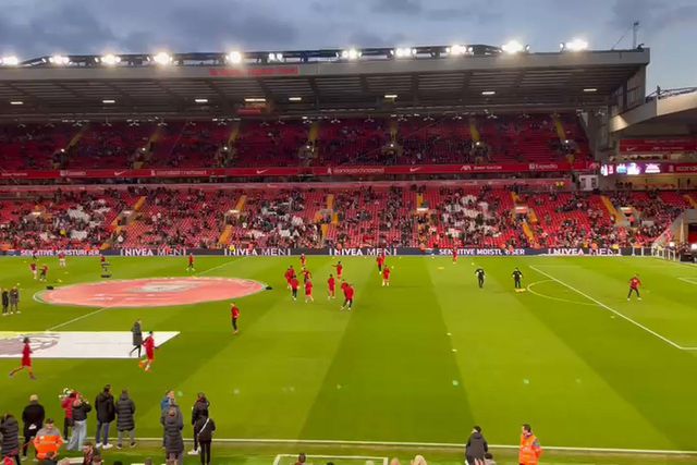 Equipa do Liverpool entra para o aquecimento e ouve aplausos