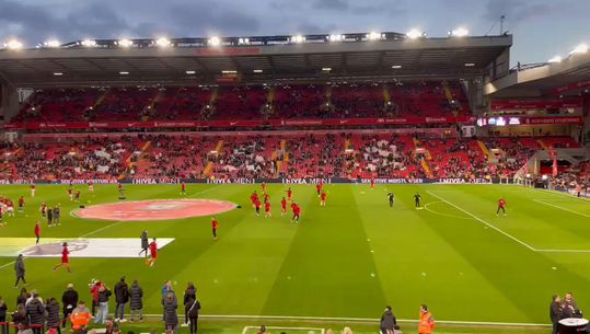 Equipa do Liverpool entra para o aquecimento e ouve aplausos