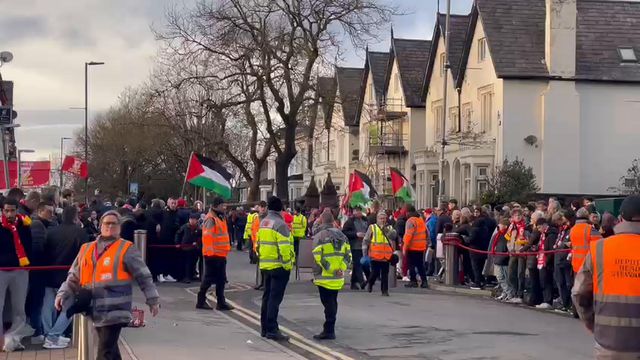 Bandeiras pro Palestina ou Israel não podem entrar em Anfield