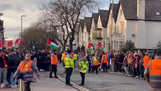 Bandeiras pro Palestina ou Israel não podem entrar em Anfield