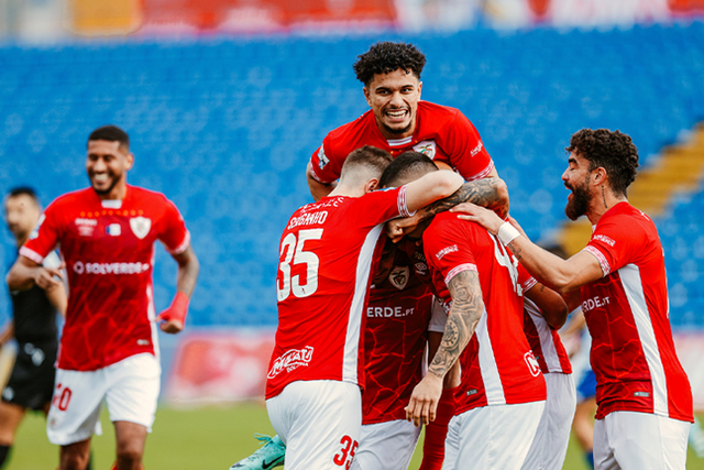 Santa Clara bate FC Porto B e segue na liderança