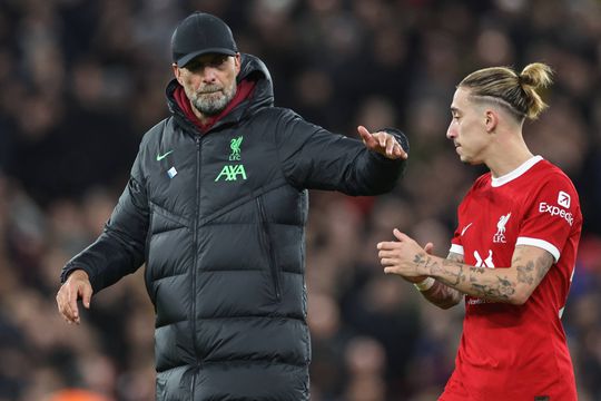 Liverpool-Manchester United termina sem golos e há novo líder na Premier League