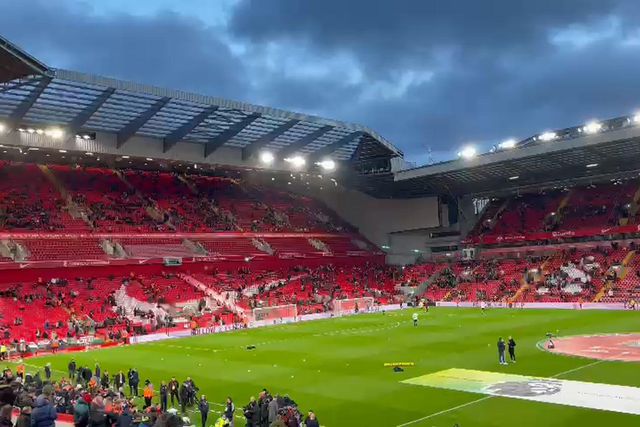 Onana é o primeiro a subir para o aquecimento