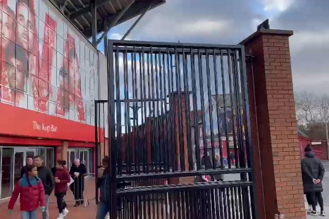 Ambiente em Anfield antes do clássico com o Manchester United