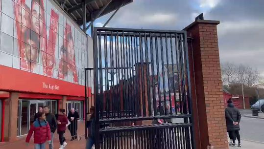 Ambiente em Anfield antes do clássico com o Manchester United