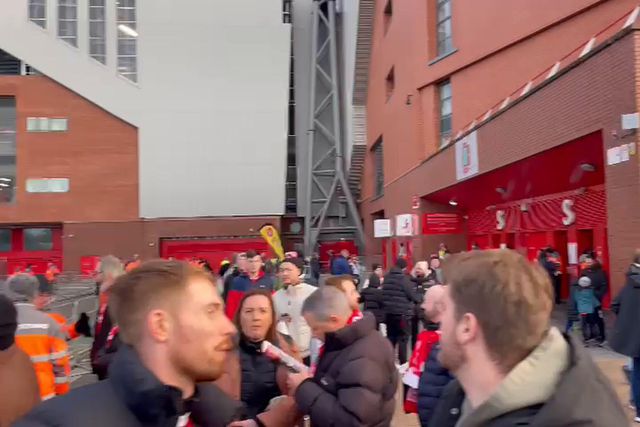 Multidão aguarda os jogadores do Liverpool