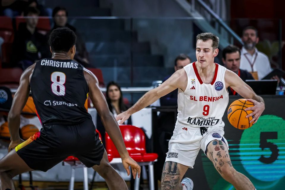 Benfica vence mas despede-se da Champions