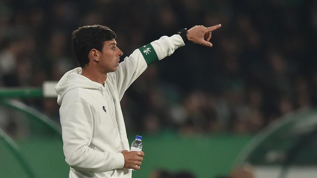 Tiago Teixeira, na altura como adjunto do Sporting, a dar indicações para o relvado