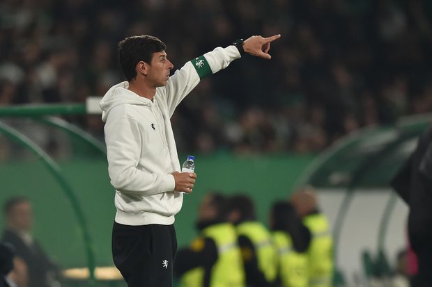 Tiago Teixeira, na altura como adjunto do Sporting, a dar indicações para o relvado