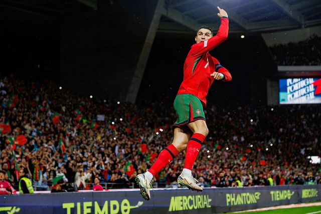 Cristiano Ronaldo celebra com um salto