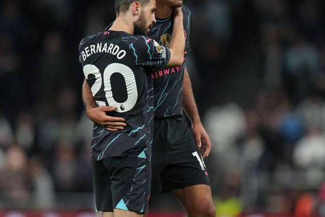 Bernardo Silva abraça Rodri