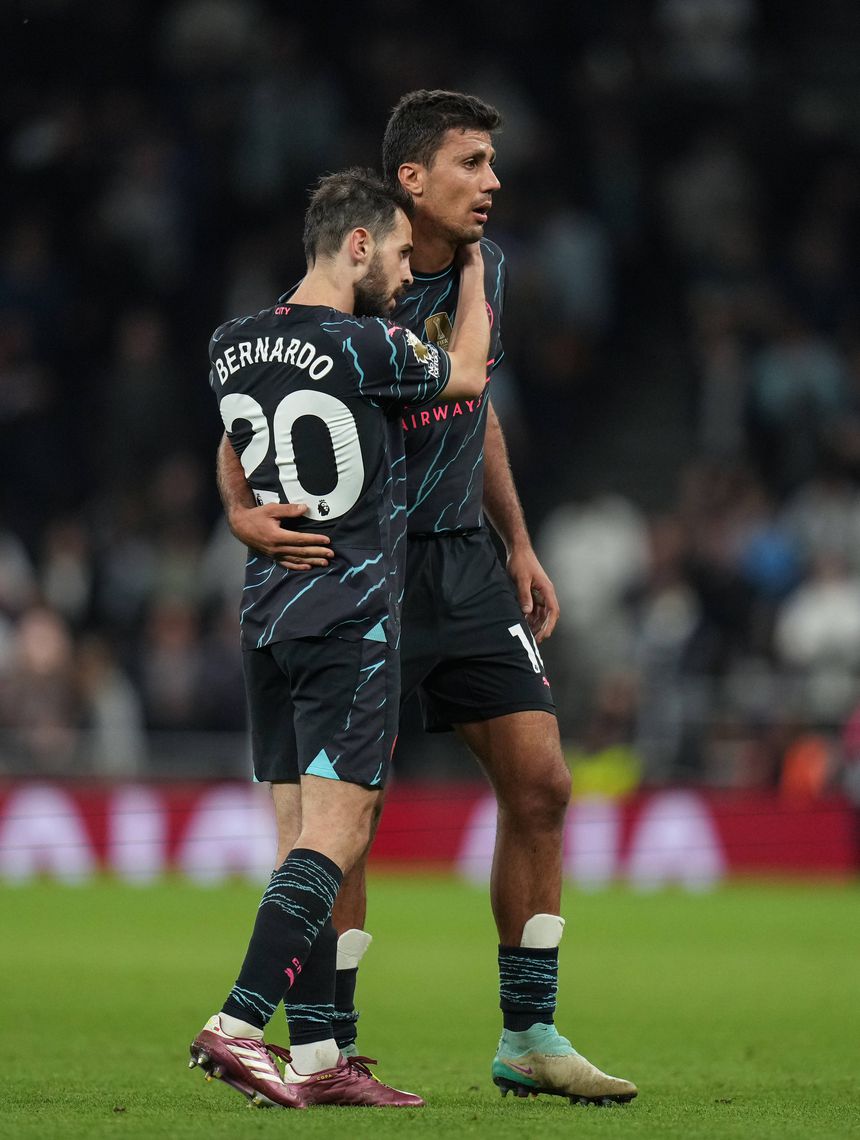 Bernardo Silva abraça Rodri