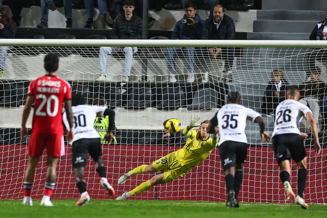 Tannander defendeu uma grande penalidade aos 28 minutos. Foto: João Matos/LUSA