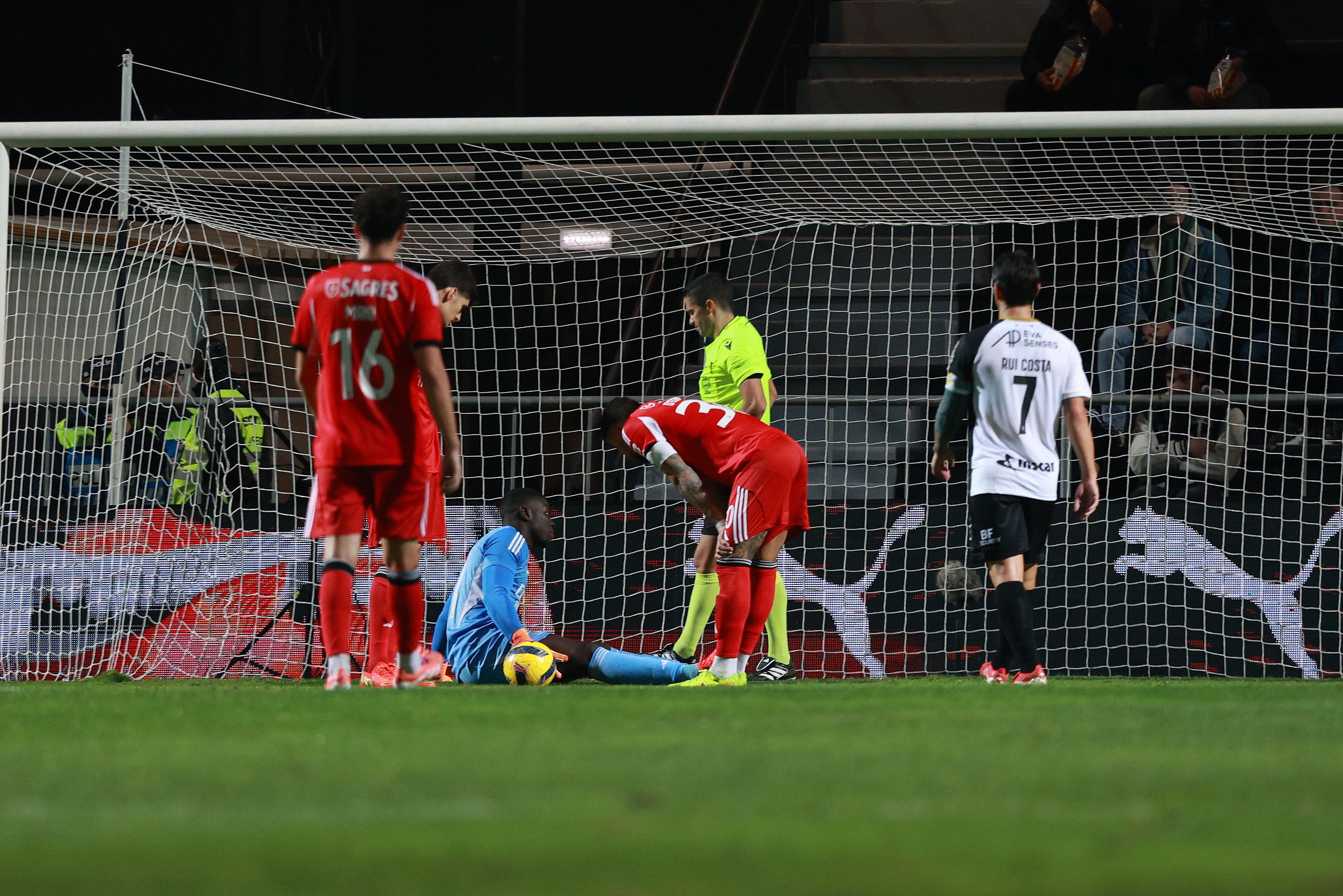 Samuel Soares apresentou queixas durante a primeira parte do Farense-Benfica - Foto: Carlos Vidigal Jr. / Kapta+