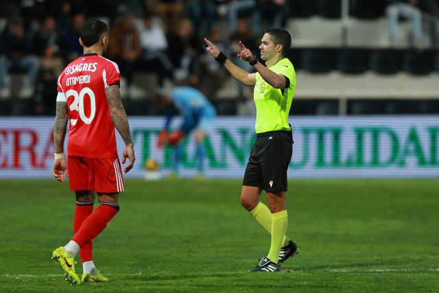 Hélder Malheiro manteve a decisão de mostrar o amarelo a Romer. Foto: Carlos Vidigal Jr./Kapta+