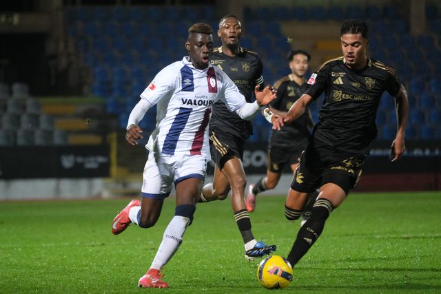 Emblema do Oeste está em vantagem no confronto com os gansos - Foto: Carlos Barroso/LUSA