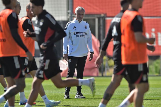 José Mourinho está muito atento aos produtos 'made in' Seixal — Foto: MIGUEL NUNES