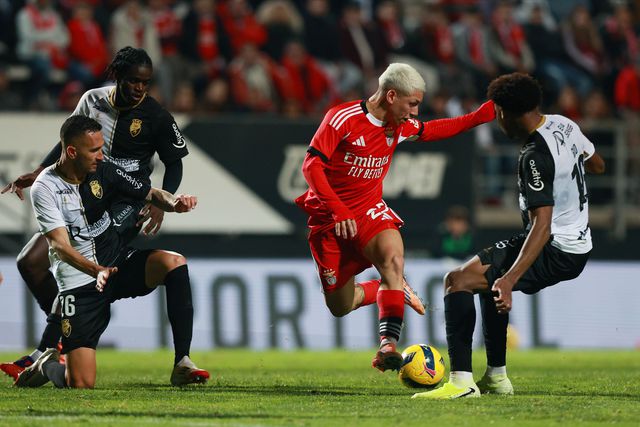 Rúben Fernandes (à esquerda) em ação frente ao Benfica - Foto: Carlos Vidigal Jr. / Kapta+