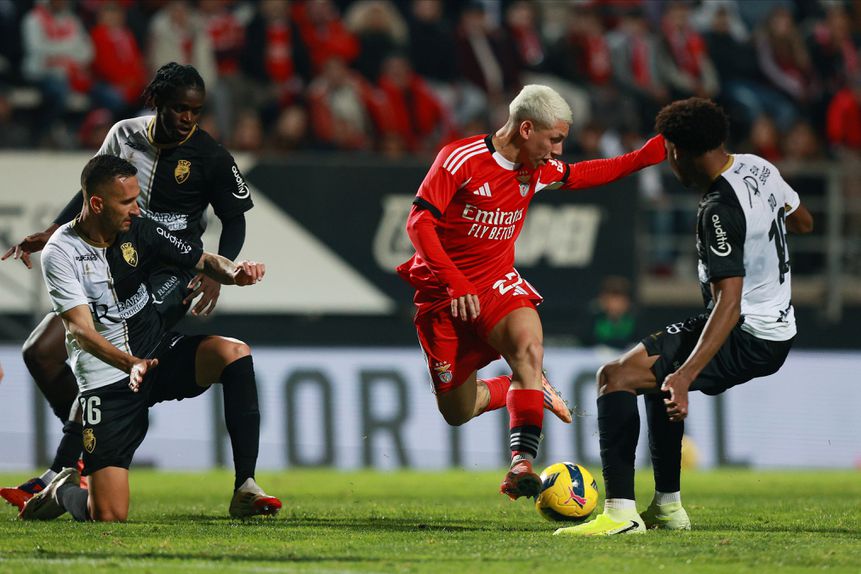 Rúben Fernandes (à esquerda) em ação frente ao Benfica - Foto: Carlos Vidigal Jr. / Kapta+