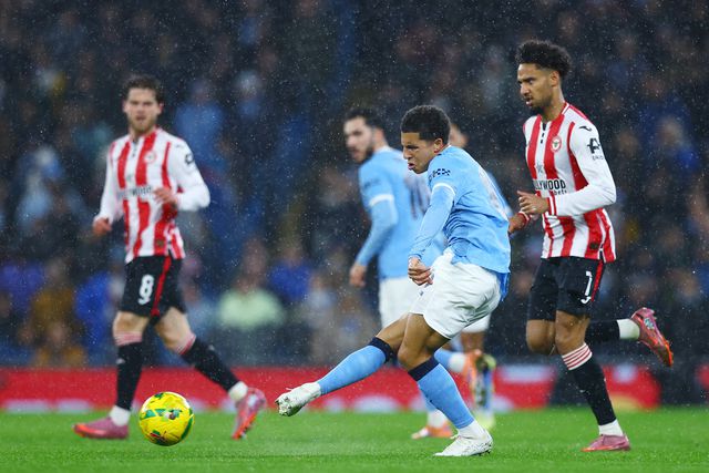 Rico Lewis a rematar ao lado no jogo da Taça da Liga frente ao Brentford - FOTO IMAGO