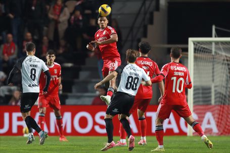 Menino, António Silva, Rafael Teixeira, Manu e Sudakov: todos ver como Ríos domina o lance pelo ar — Foto: Carlos Vidigal Jr./Kapta +