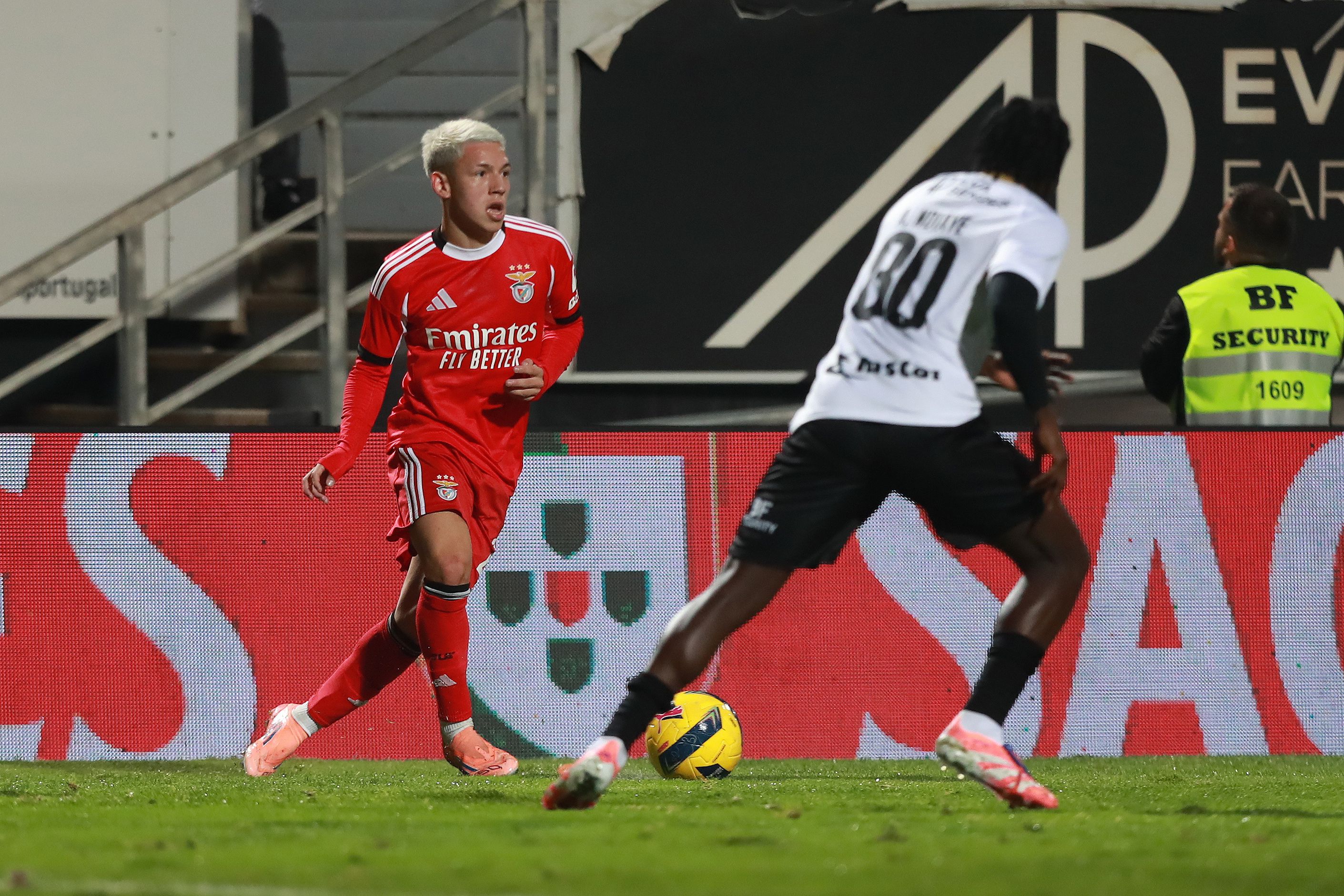 Gianluca Prestianni em ação durante o Farense-Benfica - Foto: Carlos Vidigal Jr. / Kapta+
