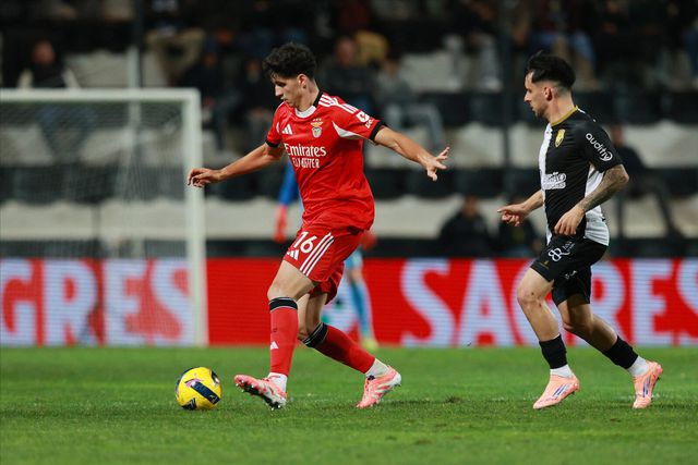 O médio benfiquistaManu Silva, com bola, no duelo com o Farense - Foto Carlos Vidigal Jr./Kapta+