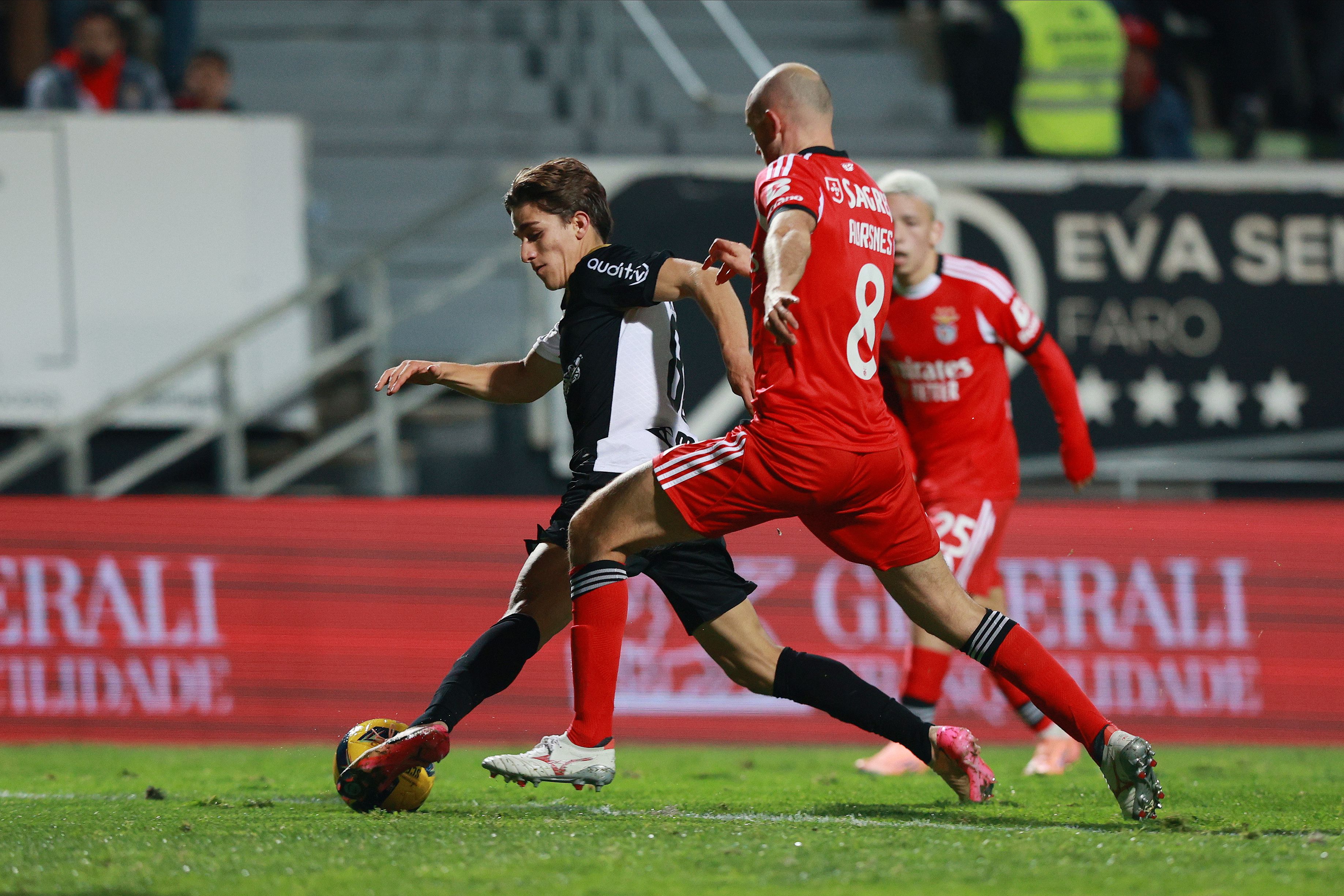 Rafinha e Aursnes discutem lance durante o Farense-Benfica - Foto: Carlos Vidigal Jr. / Kapta+