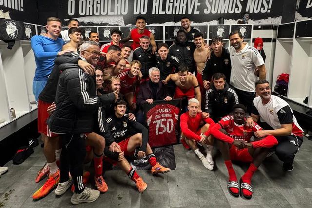 Mourinho a celebrar junto aos jogadores