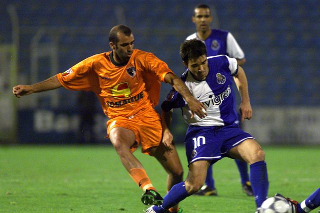 Emílio Peixe e Deco num lance do jogo de 16 de março de 2002, nas Antas - Foto: A BOLA