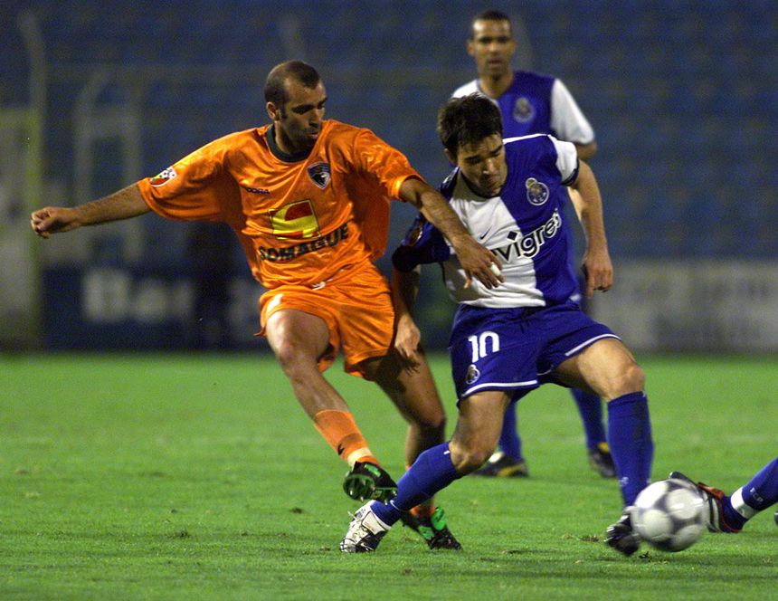 Emílio Peixe e Deco num lance do jogo de 16 de março de 2002, nas Antas - Foto: A BOLA