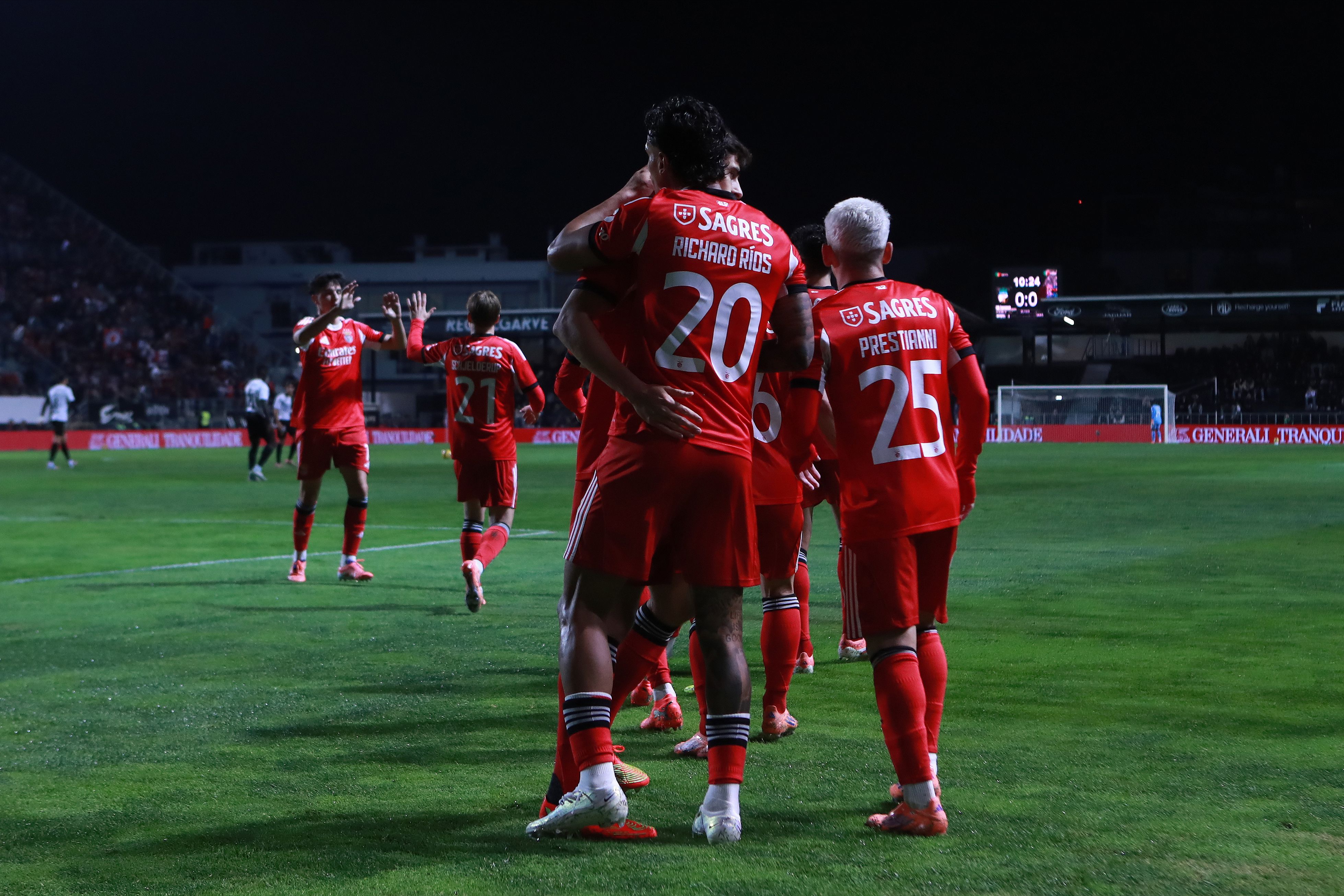 Festejos do Benfica depois do golo de Richard Ríos - Foto: Carlos Vidigal Jr. / Kapta+