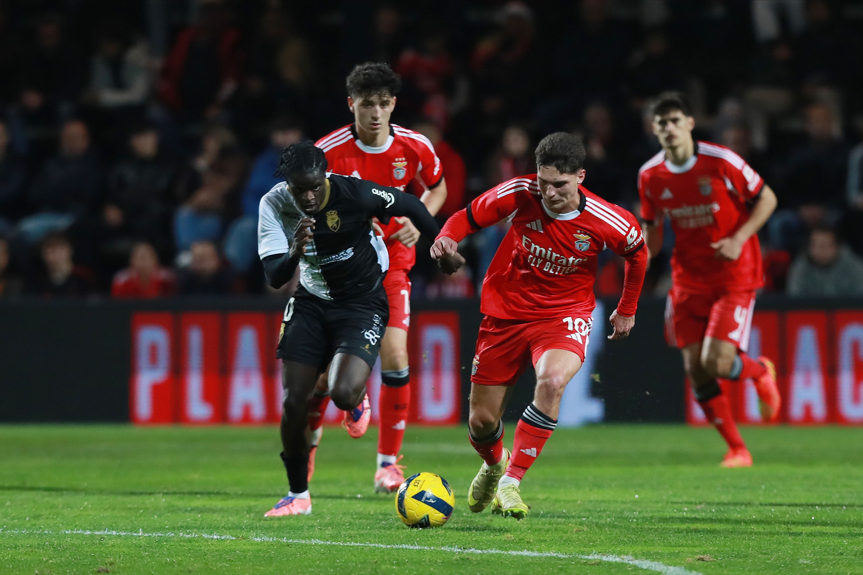 Sudakov, que saiu lesionado na primeira parte, durante o Farense-Benfica - Foto: Carlos Vidigal Jr. / Kapta+