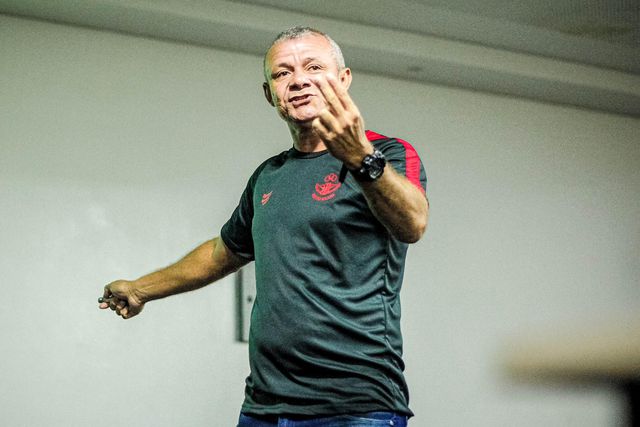 Insólito: Treinador brasileiro detido em pleno estádio antes de um jogo