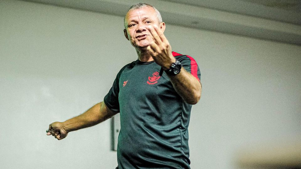 Insólito: Treinador brasileiro detido em pleno estádio antes de um jogo