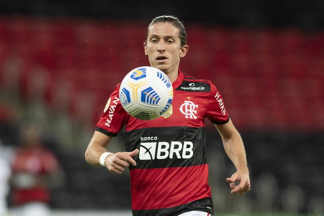 Filipe Luís começa carreira de treinador onde terminou a de jogador