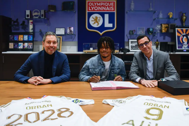 Mercado (oficial): Lyon reforça ataque