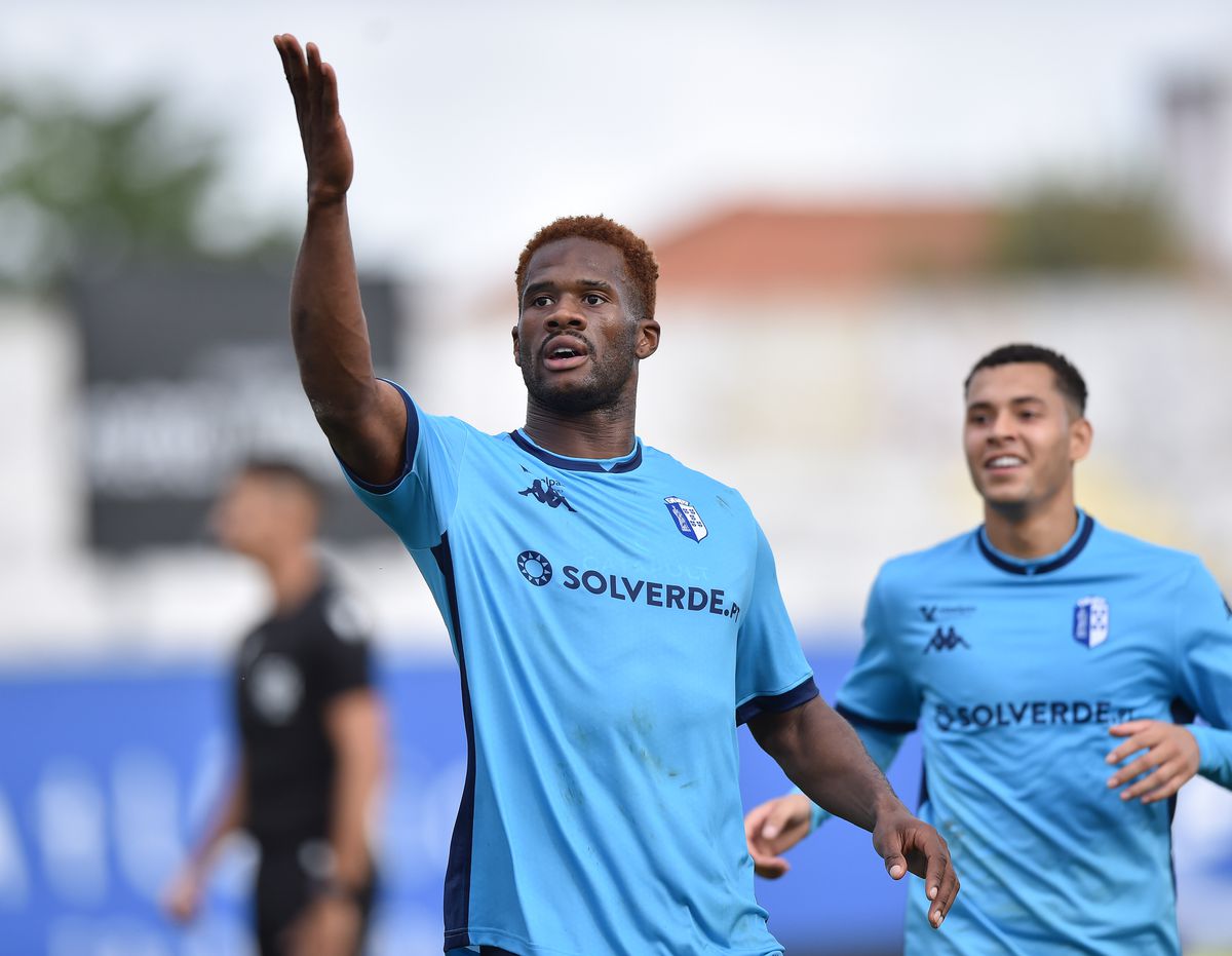 Oficial Samuel Essende rende transferência recorde ao Vizela Abola.pt