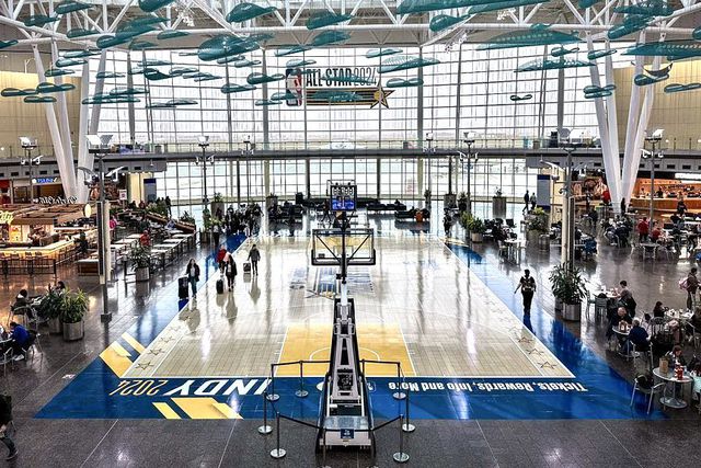 Vídeo: NBA promove All-Star com construção de campo... num aeroporto!