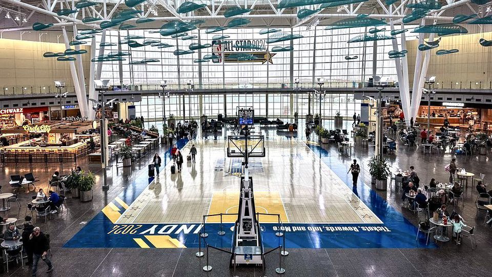 Vídeo: NBA promove All-Star com construção de campo... num aeroporto!
