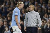 Erling Haaland conversa com Guardiola durante um jogo do Manchetser City