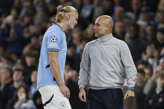 Erling Haaland conversa com Guardiola durante um jogo do Manchetser City