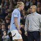 Erling Haaland conversa com Guardiola durante um jogo do Manchetser City