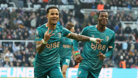 Premier League: ‘Super’ Kluivert humilha Newcastle