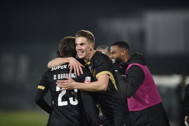Gyokeres abraça Daniel Bragança