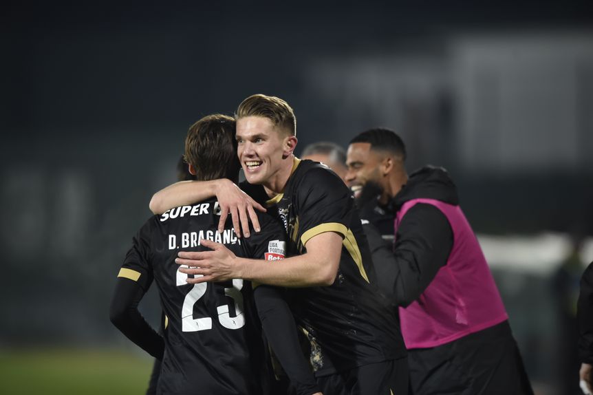 Gyokeres abraça Daniel Bragança