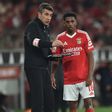 Bruno Lage, treinador do Benfica, dá indicações ao médio Leandro Barreiro antes de o lançar num jogo