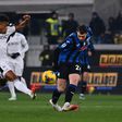 David Neres esteve muito ativo diante da Atalanta (Foto: EPA)