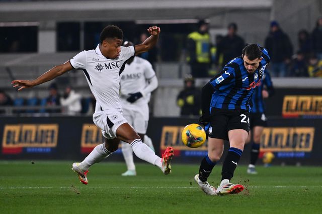 David Neres esteve muito ativo diante da Atalanta (Foto: EPA)