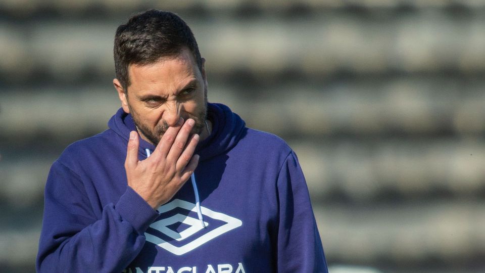 Vasco Matos, treinador do Santa Clara, desiludido durante a derrota com o Estoril